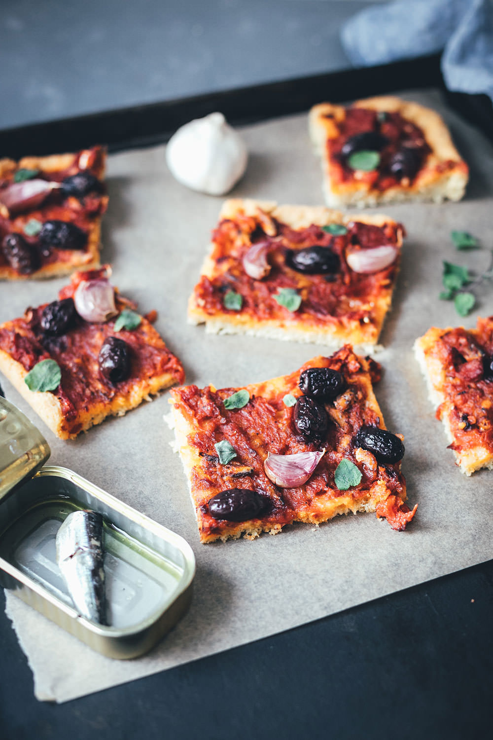 Rezept für Sardenaira: ligurische Focaccia – Pizza mal anders | knuspriger Hefeteig mit reichlich Olivenöl, Tomatensauce, Sardinen, Oliven und Knoblauche | moeyskitchen.com #sardenaira #focaccia #pizza #italienisch #italienischeküche #kochen #rezepte #foodblogger #backen #hefeteig