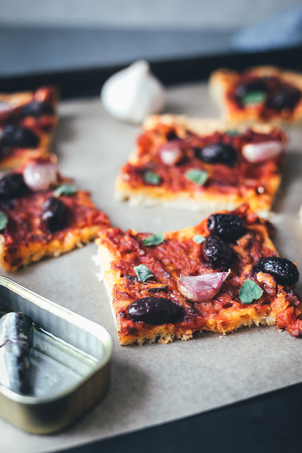 Rezept für Sardenaira: ligurische Focaccia – Pizza mal anders | knuspriger Hefeteig mit reichlich Olivenöl, Tomatensauce, Sardinen, Oliven und Knoblauche | moeyskitchen.com #sardenaira #focaccia #pizza #italienisch #italienischeküche #kochen #rezepte #foodblogger #backen #hefeteig