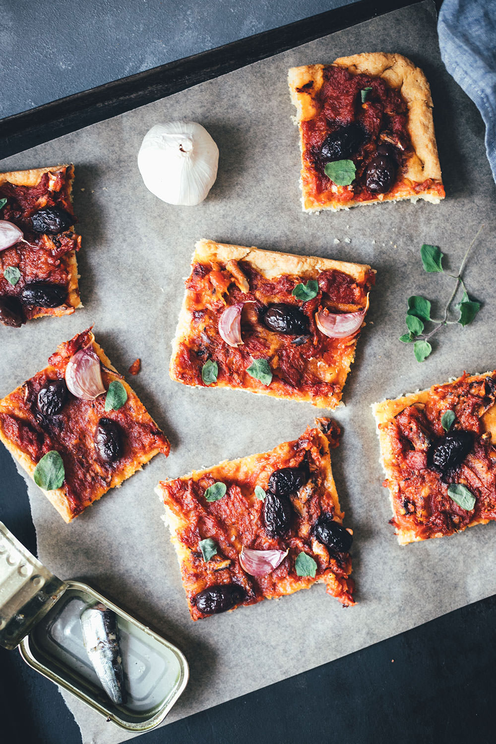 Rezept für Sardenaira: ligurische Focaccia – Pizza mal anders | knuspriger Hefeteig mit reichlich Olivenöl, Tomatensauce, Sardinen, Oliven und Knoblauche | moeyskitchen.com #sardenaira #focaccia #pizza #italienisch #italienischeküche #kochen #rezepte #foodblogger #backen #hefeteig