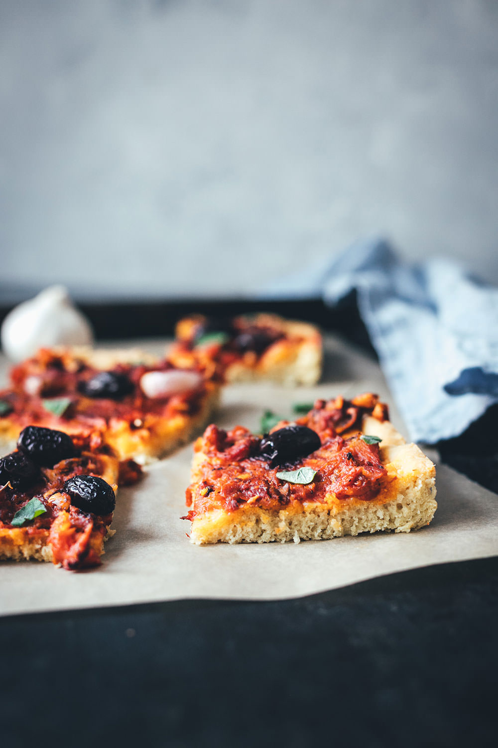 Rezept für Sardenaira: ligurische Focaccia – Pizza mal anders | knuspriger Hefeteig mit reichlich Olivenöl, Tomatensauce, Sardinen, Oliven und Knoblauche | moeyskitchen.com #sardenaira #focaccia #pizza #italienisch #italienischeküche #kochen #rezepte #foodblogger #backen #hefeteig