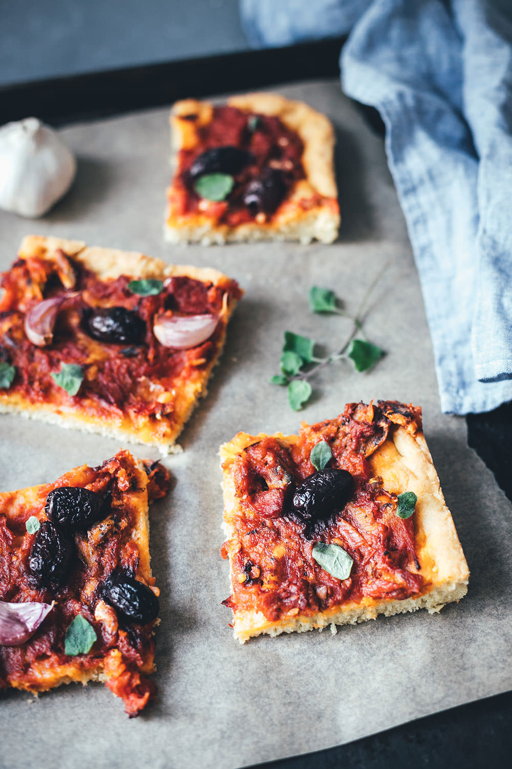 Rezept für Sardenaira: ligurische Focaccia – Pizza mal anders | knuspriger Hefeteig mit reichlich Olivenöl, Tomatensauce, Sardinen, Oliven und Knoblauche | moeyskitchen.com #sardenaira #focaccia #pizza #italienisch #italienischeküche #kochen #rezepte #foodblogger #backen #hefeteig