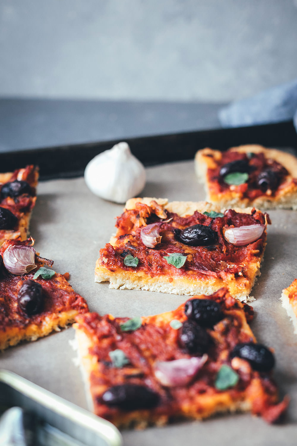 Rezept für Sardenaira: ligurische Focaccia – Pizza mal anders | knuspriger Hefeteig mit reichlich Olivenöl, Tomatensauce, Sardinen, Oliven und Knoblauche | moeyskitchen.com #sardenaira #focaccia #pizza #italienisch #italienischeküche #kochen #rezepte #foodblogger #backen #hefeteig