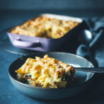 Schneller Nudelauflauf – fix auf dem Tisch: Rezept für Auflauf mit Penne, Erbsen, Speck, Eier-Sahne und Gouda | schnelle Feierabendküche für die ganze Familie - einfaches Grundrezept mit Abwandlungen | moeyskitchen.com #nudelauflauf #auflauf #pasta #nudeln #rezepte #foodblogger #schnelleküche #kochen