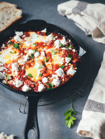 Rezept für würzige Shakshuka aus dem Ofen | das beliebte Gericht aus Nordafrika und Israel mit nur 15 Minuten Arbeitsaufwand – gart im Ofen ganz von alleine! | moeyskitchen.com #shakshuka #schakschuka #shakshouka #ofengericht #onepan #rezepte #foodblogger #schnelleküche #einfachkochen #vegetarisch #veggie