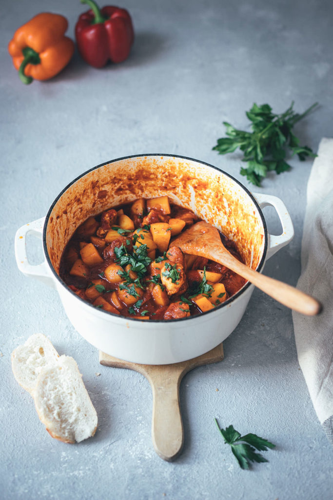 Spanischer Kartoffel-Paprika-Eintopf mit Chorizo und Hähnchenbrust ...