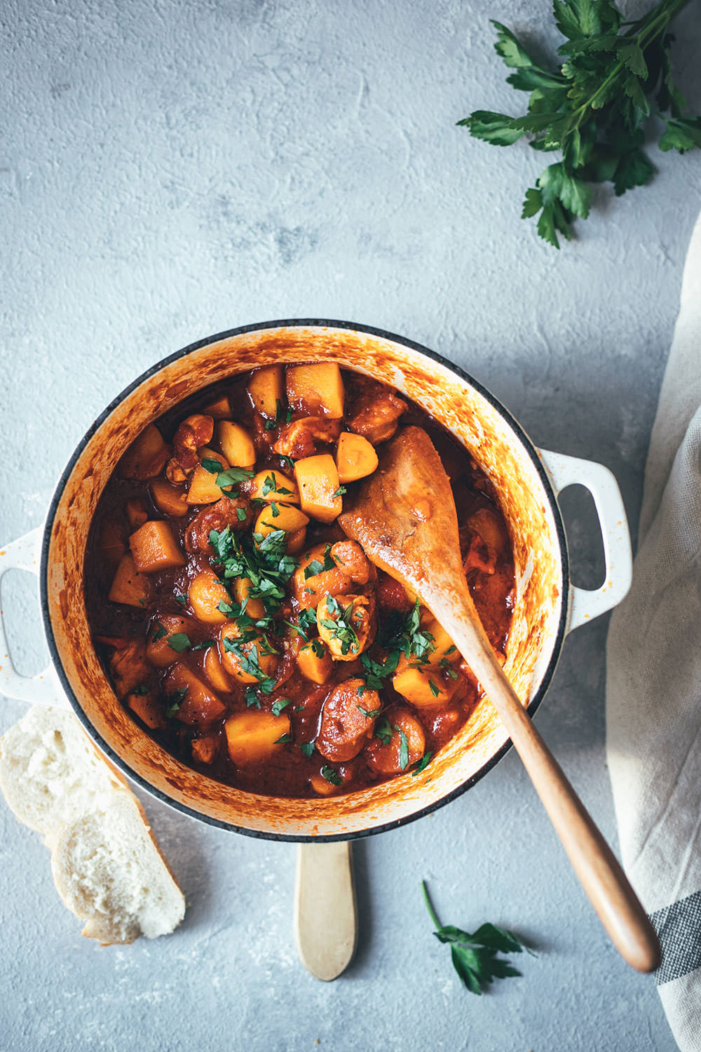 Spanischer Kartoffel-Paprika-Eintopf mit Chorizo und Hähnchenbrust ...