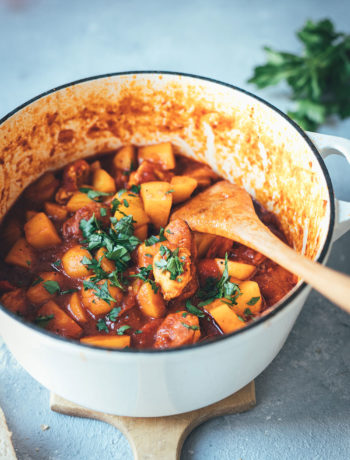 Spanischer Kartoffel-Paprika-Eintopf mit Chorizo und Hähnchenbrust | Rezept für einfache und deftige Mittelmeerküche aus Spanien – Fix auf dem Tisch | moeyskitchen.com #eintopf #stew #spanischeküche #spanischkochen #urlaubsküche #mittelmeerküche #mediterraneküche #rezepte #foodblogger #chorizo #kartoffeln #paprika #fixaufdemtisch