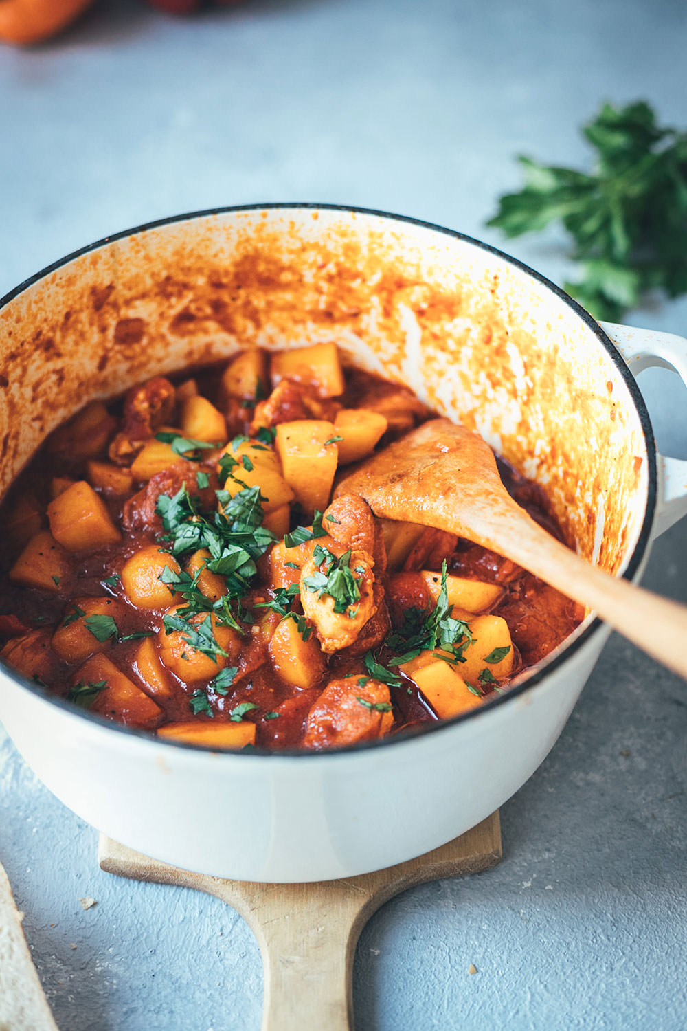 Spanischer Kartoffel-Paprika-Eintopf mit Chorizo und Hähnchenbrust ...