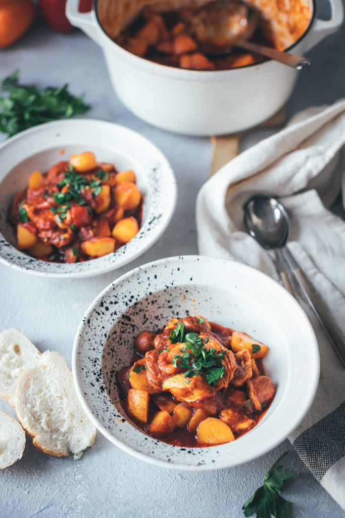 Spanischer Kartoffel-Paprika-Eintopf mit Chorizo und Hähnchenbrust ...