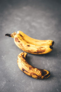 Rezept für Tiger Banana Bread – Bananenbrot mit Erdnussbutter und Schokolade | moeyskitchen.com #bananenbrot #bananabread #bananen #schokolade #erdnussbutter #kuchen #backen #kuchenbacken #rezepte #foodblogger