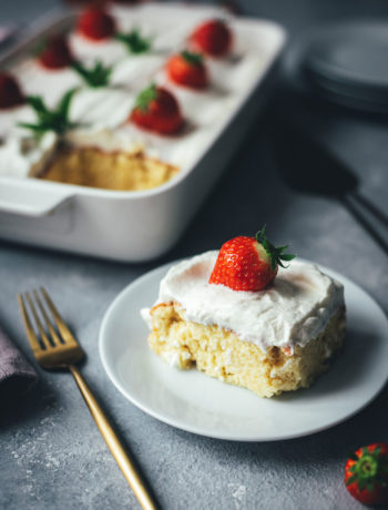 Rezept für Tres Leches Cake | mittelamerikanischer Milchkuchen | einfacher Biskuitteig, der mit drei Milchsorten getränkt und anschließend mit Sahnehaube serviert wird | moeyskitchen.com #tresleches #treslechescake #treslecheskuchen #kuchen #kuchenbacken #rezepte #foodblog #foodblogger #backen #backrezepte #worldbakingday #nationalfoodday