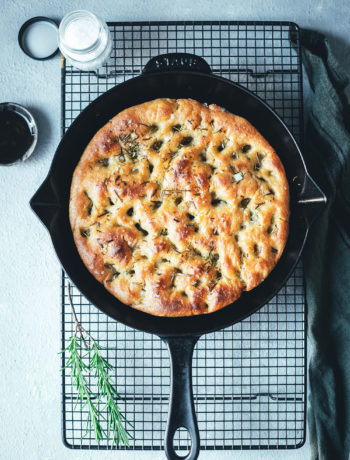 Rezept für knusprige Focaccia aus der Pfanne – auf dem Grill oder im Ofen gebacken | moeyskitchen.com #focaccia #brot #brotbacken #grillen #bbq #barbecue #rezepte #foodblogger