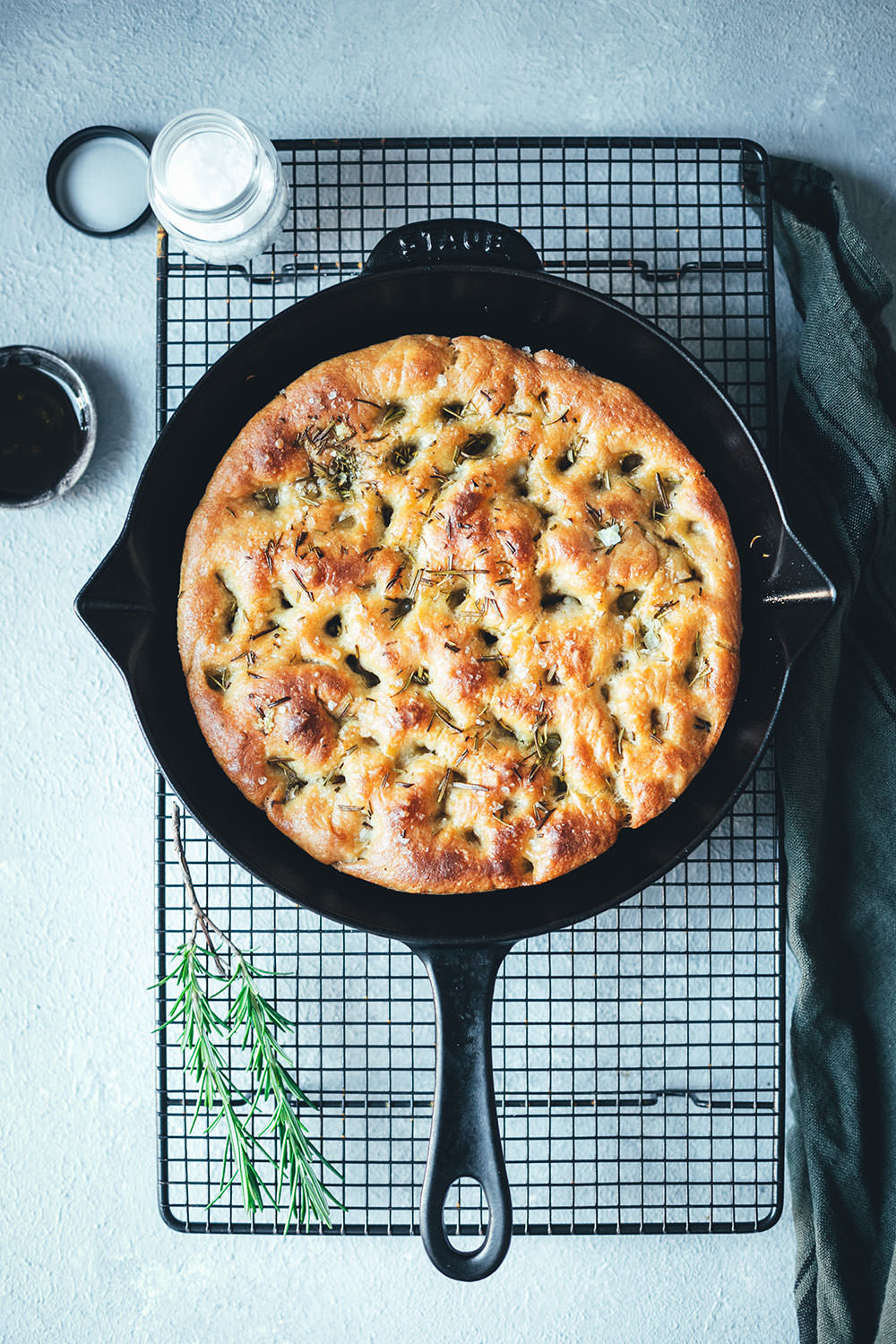 Rezept für knusprige Focaccia aus der Pfanne – auf dem Grill oder im Ofen gebacken | moeyskitchen.com #focaccia #brot #brotbacken #grillen #bbq #barbecue #rezepte #foodblogger