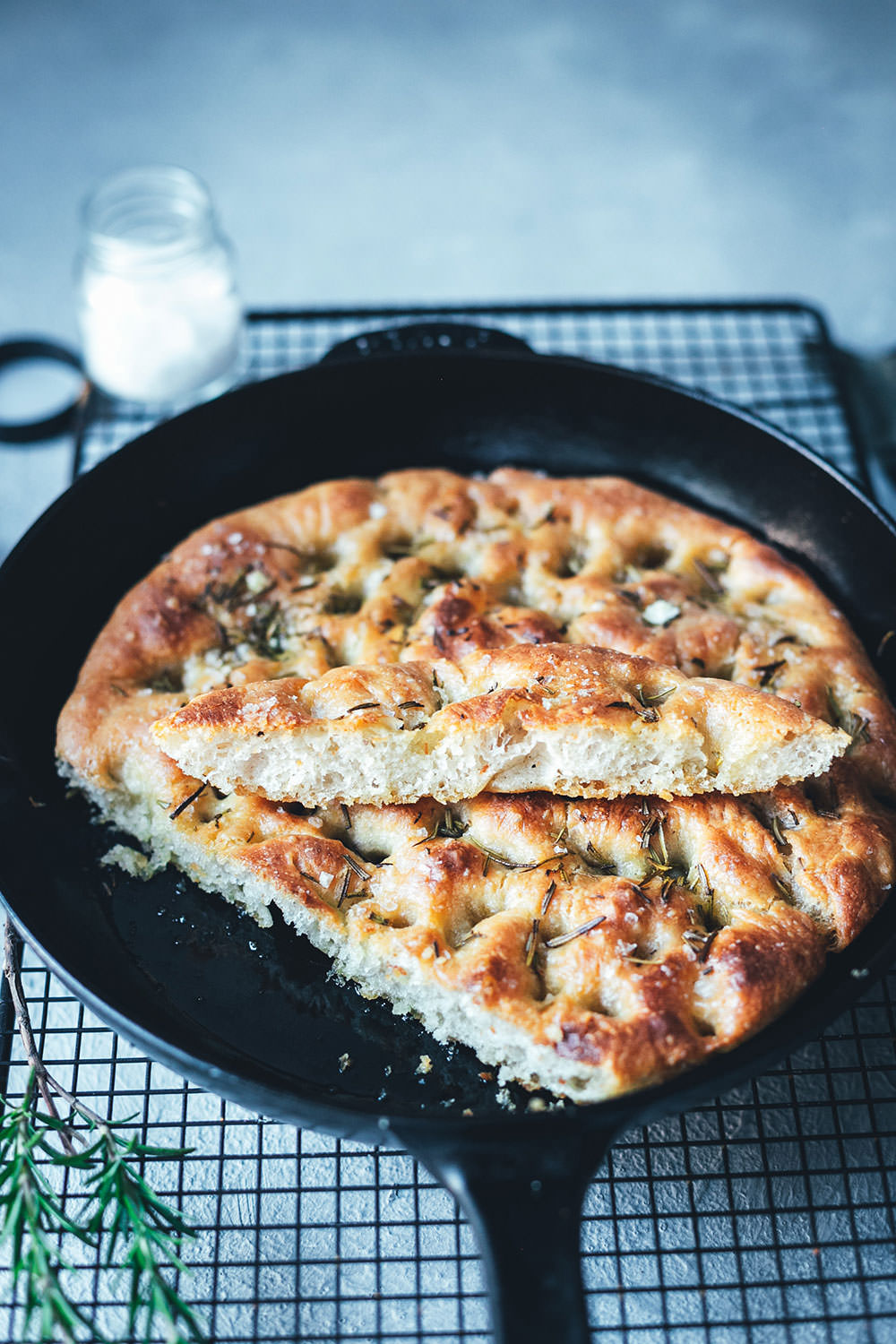 Rezept für knusprige Focaccia aus der Pfanne – auf dem Grill oder im Ofen gebacken | moeyskitchen.com #focaccia #brot #brotbacken #grillen #bbq #barbecue #rezepte #foodblogger 