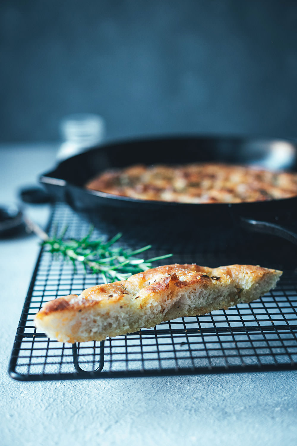 Rezept für knusprige Focaccia aus der Pfanne – auf dem Grill oder im Ofen gebacken | moeyskitchen.com #focaccia #brot #brotbacken #grillen #bbq #barbecue #rezepte #foodblogger 