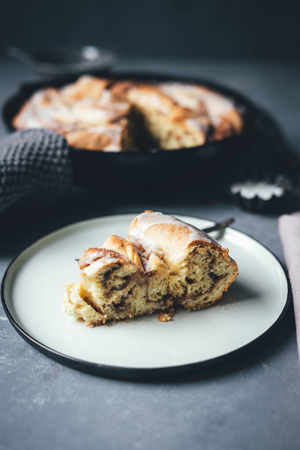 Rezept für Riesen-Zimtschnecke mit Zuckerguss | klassische Cinnamon Rolls als Kuchen | moeyskitchen.com #zimtschnecke #cinnamonroll #cinnamonbun #brunch #frühstück #kuchen #backen #foodblog #rezepte