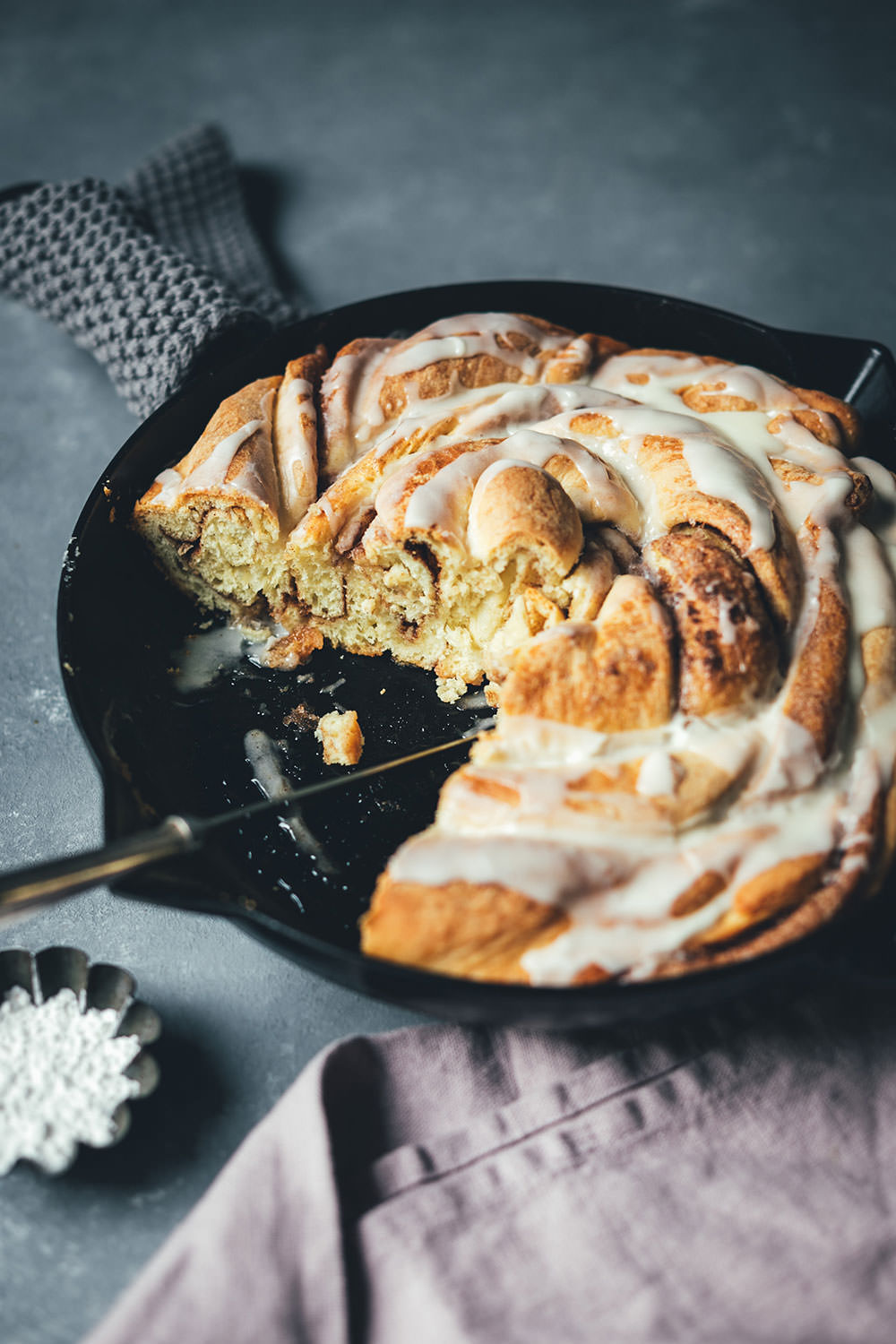 Rezept für Riesen-Zimtschnecke mit Zuckerguss | klassische Cinnamon Rolls als Kuchen | moeyskitchen.com #zimtschnecke #cinnamonroll #cinnamonbun #brunch #frühstück #kuchen #backen #foodblog #rezepte