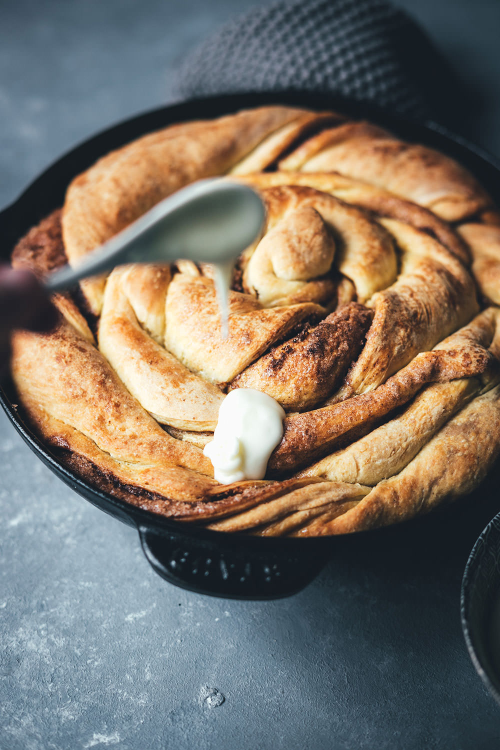 Rezept für Riesen-Zimtschnecke mit Zuckerguss | klassische Cinnamon Rolls als Kuchen | moeyskitchen.com #zimtschnecke #cinnamonroll #cinnamonbun #brunch #frühstück #kuchen #backen #foodblog #rezepte