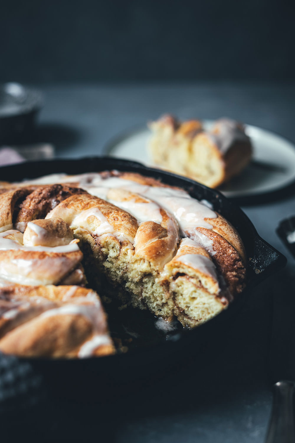 Rezept für Riesen-Zimtschnecke mit Zuckerguss | klassische Cinnamon Rolls als Kuchen | moeyskitchen.com #zimtschnecke #cinnamonroll #cinnamonbun #brunch #frühstück #kuchen #backen #foodblog #rezepte