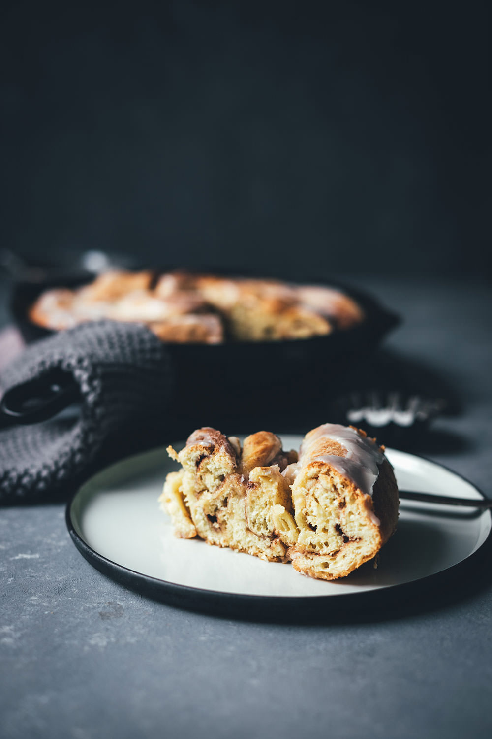 Rezept für Riesen-Zimtschnecke mit Zuckerguss | klassische Cinnamon Rolls als Kuchen | moeyskitchen.com #zimtschnecke #cinnamonroll #cinnamonbun #brunch #frühstück #kuchen #backen #foodblog #rezepte