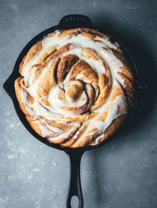 Rezept für Riesen-Zimtschnecke mit Zuckerguss | klassische Cinnamon Rolls als Kuchen | moeyskitchen.com #zimtschnecke #cinnamonroll #cinnamonbun #brunch #frühstück #kuchen #backen #foodblog #rezepte