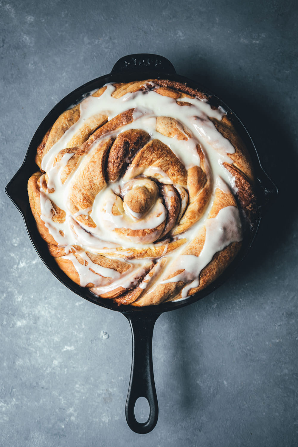 Rezept für Riesen-Zimtschnecke mit Zuckerguss | klassische Cinnamon Rolls als Kuchen | moeyskitchen.com #zimtschnecke #cinnamonroll #cinnamonbun #brunch #frühstück #kuchen #backen #foodblog #rezepte