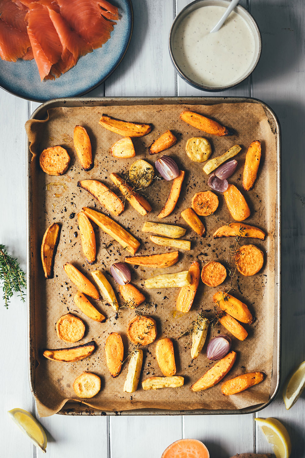 Rezept für geröstete Süßkartoffeln und Möhren vom Blech – mit Räucherlachs und Honig-Senf-Dip | gesundes Mittagessen oder leichtes Abendessen – schnell und einfach zubereitet | moeyskitchen.com #räucherlachs #räucherfisch #vomblech #onepan #süßkartoffeln #gesundkochen #foodblogger #rezepte #honigsenfdip