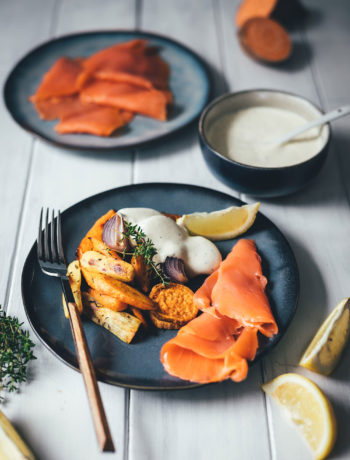 Rezept für geröstete Süßkartoffeln und Möhren vom Blech – mit Räucherlachs und Honig-Senf-Dip | gesundes Mittagessen oder leichtes Abendessen – schnell und einfach zubereitet | moeyskitchen.com #räucherlachs #räucherfisch #vomblech #onepan #süßkartoffeln #gesundkochen #foodblogger #rezepte #honigsenfdip