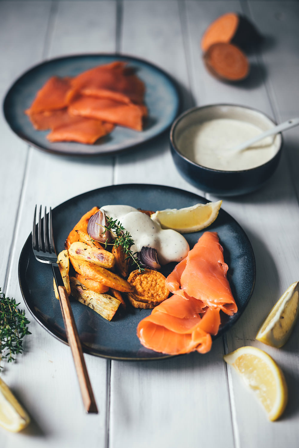 Rezept für geröstete Süßkartoffeln und Möhren vom Blech – mit Räucherlachs und Honig-Senf-Dip | gesundes Mittagessen oder leichtes Abendessen – schnell und einfach zubereitet | moeyskitchen.com #räucherlachs #räucherfisch #vomblech #onepan #süßkartoffeln #gesundkochen #foodblogger #rezepte #honigsenfdip