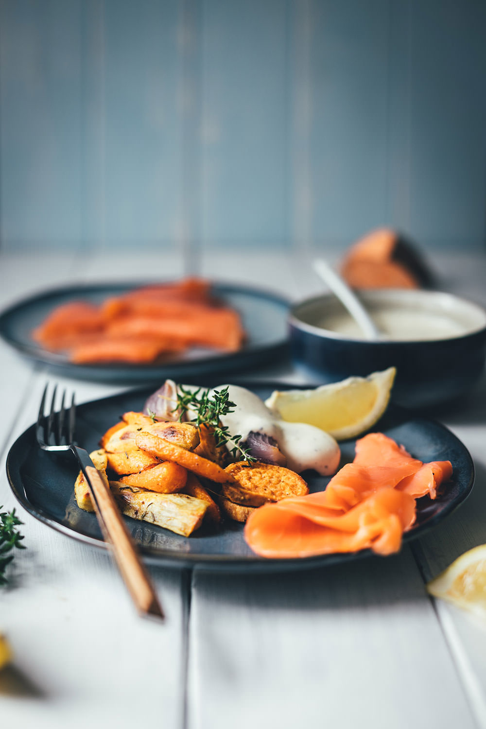 Rezept für geröstete Süßkartoffeln und Möhren vom Blech – mit Räucherlachs und Honig-Senf-Dip | gesundes Mittagessen oder leichtes Abendessen – schnell und einfach zubereitet | moeyskitchen.com #räucherlachs #räucherfisch #vomblech #onepan #süßkartoffeln #gesundkochen #foodblogger #rezepte #honigsenfdip