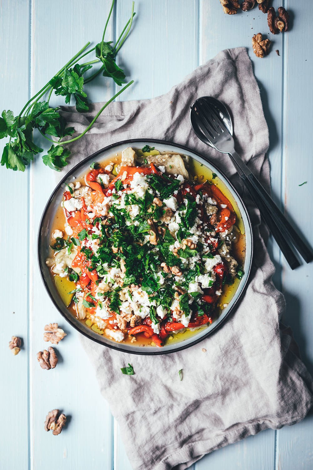 Gerösteter Auberginen-Paprika-Salat mit Walnüssen und Feta - moey&amp;#39;s ...