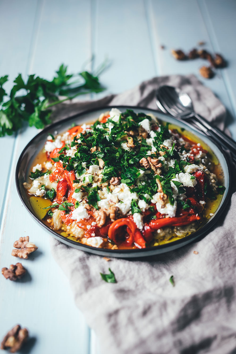 Rezept für gerösteten Auberginen-Paprika-Salat mit Walnüssen und Feta | aromatischer Sommersalat als Grillbeilage oder Mezze | moeyskitchen.com #salat #auberginen #paprika #sommerküche #rezept #kochen #feta #mezze #levanteküche #arabischeküche #babaghanoush #muhammara #veggie #grillen #bbq