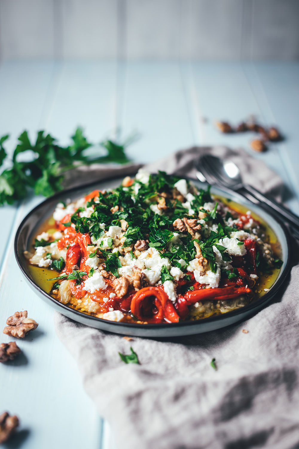 Gerösteter Auberginen-Paprika-Salat mit Walnüssen und Feta - moey&amp;#39;s ...