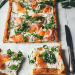 Rezept für Blätterteig-Tarte mit Frischkäse, Graved Lachs und Rucola | schnelle Feierabendküche mit nur 6 Zutaten | moeyskitchen.com #tarte #blätterteig #frischkäse #gravedlachs #feierabendküche #rezept #foodblog #foodblogger #kochen #einfacherezepte #schnellerezepte
