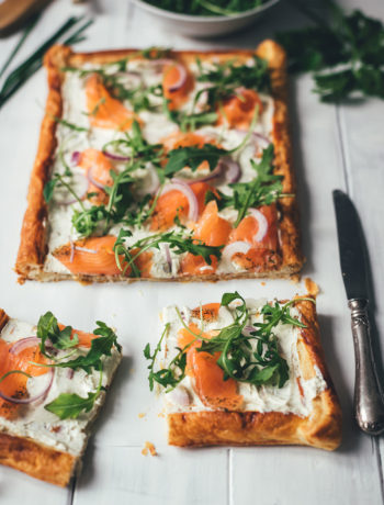 Rezept für Blätterteig-Tarte mit Frischkäse, Graved Lachs und Rucola | schnelle Feierabendküche mit nur 6 Zutaten | moeyskitchen.com #tarte #blätterteig #frischkäse #gravedlachs #feierabendküche #rezept #foodblog #foodblogger #kochen #einfacherezepte #schnellerezepte