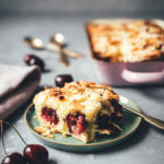 Rezept für super einfachen und unkomplizierten Kirschkuchen – Butterkuchen ohne Hefe mit Kirschen und Mandeln | moeyskitchen.com #butterkuchen #kirschkuchen #cherryboom #kirschen #kuchen #kuchenbacken #rezept #foodblogger