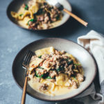 Rezept für One Pan Ravioli mit Bacon, Mett und Spinat in Sahnesauce | schnelle Feierabendküche | moeyskitchen.com #rezept #kochen #feierabendküche #schnellerezepte #onepan #onepot #ravioli #foodblogger #pasta