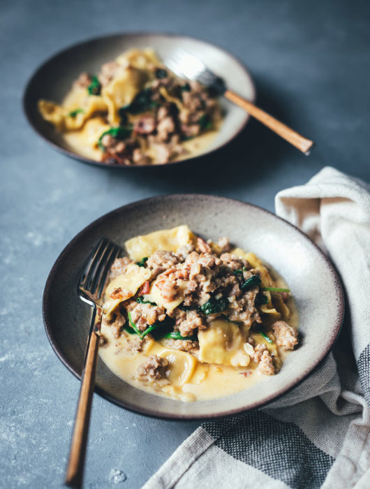 Rezept für One Pan Ravioli mit Bacon, Mett und Spinat in Sahnesauce | schnelle Feierabendküche | moeyskitchen.com #rezept #kochen #feierabendküche #schnellerezepte #onepan #onepot #ravioli #foodblogger #pasta