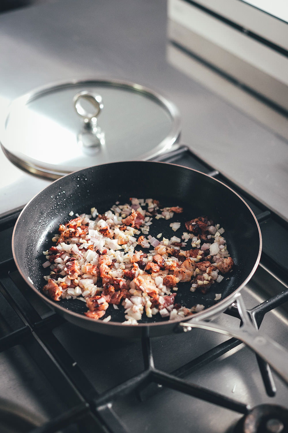 Rezept für One Pan Ravioli mit Bacon, Mett und Spinat in Sahnesauce | schnelle Feierabendküche | moeyskitchen.com #rezept #kochen #feierabendküche #schnellerezepte #onepan #onepot #ravioli #foodblogger #pasta