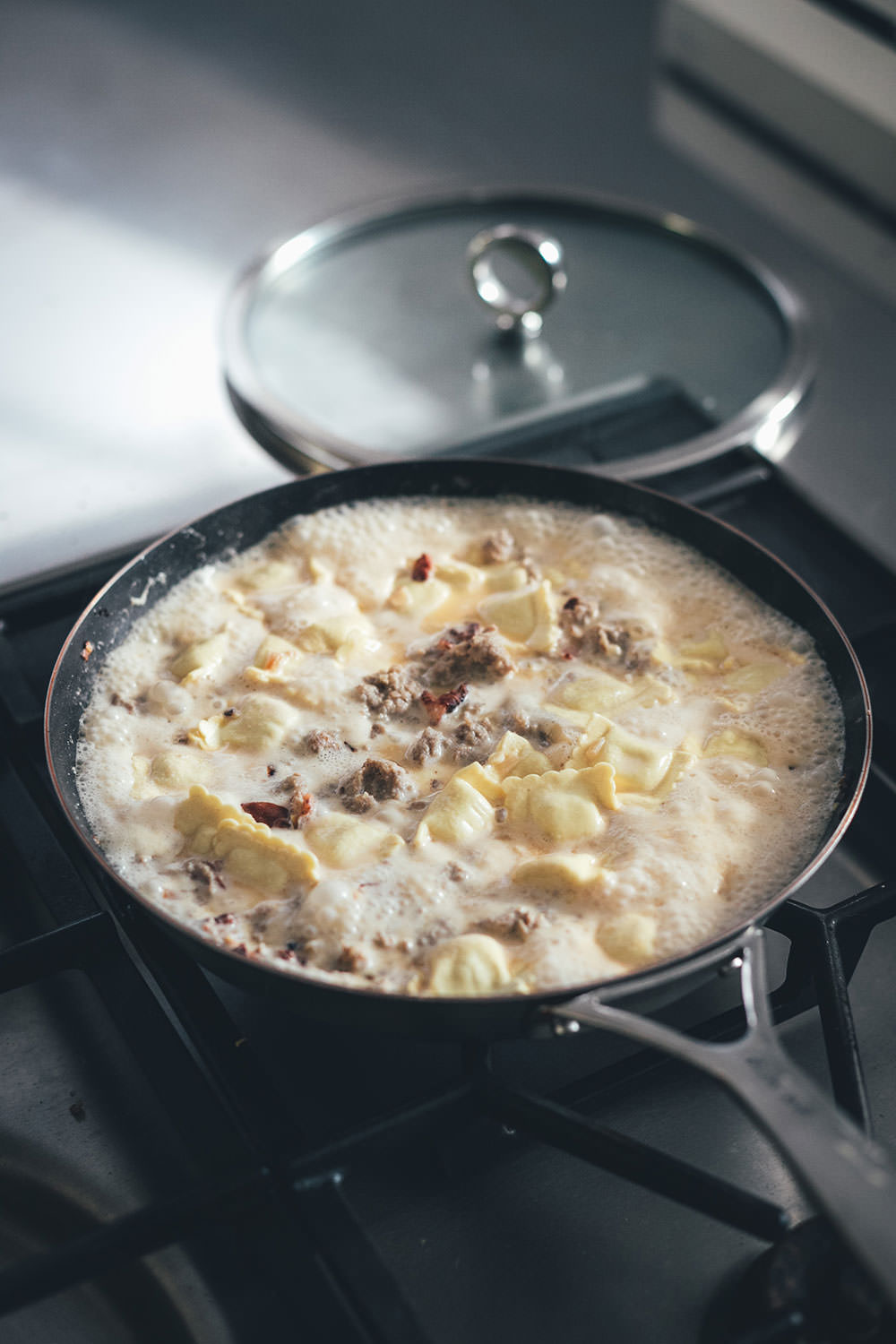 Rezept für One Pan Ravioli mit Bacon, Mett und Spinat in Sahnesauce | schnelle Feierabendküche | moeyskitchen.com #rezept #kochen #feierabendküche #schnellerezepte #onepan #onepot #ravioli #foodblogger #pasta