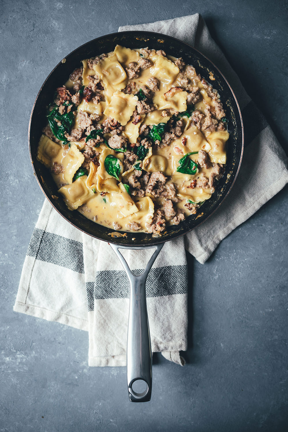 Rezept für One Pan Ravioli mit Bacon, Mett und Spinat in Sahnesauce | schnelle Feierabendküche | moeyskitchen.com #rezept #kochen #feierabendküche #schnellerezepte #onepan #onepot #ravioli #foodblogger #pasta