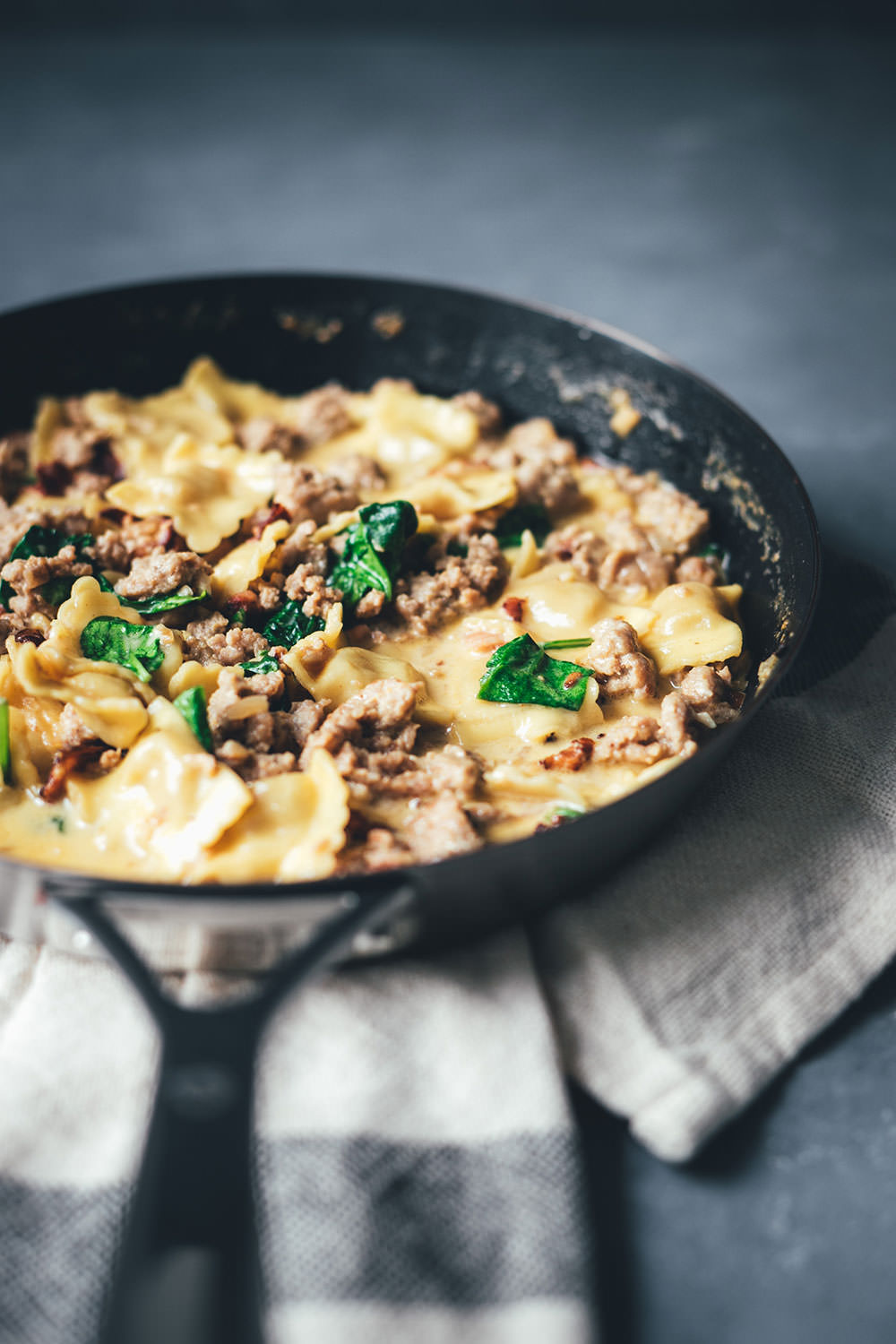 Rezept für One Pan Ravioli mit Bacon, Mett und Spinat in Sahnesauce | schnelle Feierabendküche | moeyskitchen.com #rezept #kochen #feierabendküche #schnellerezepte #onepan #onepot #ravioli #foodblogger #pasta