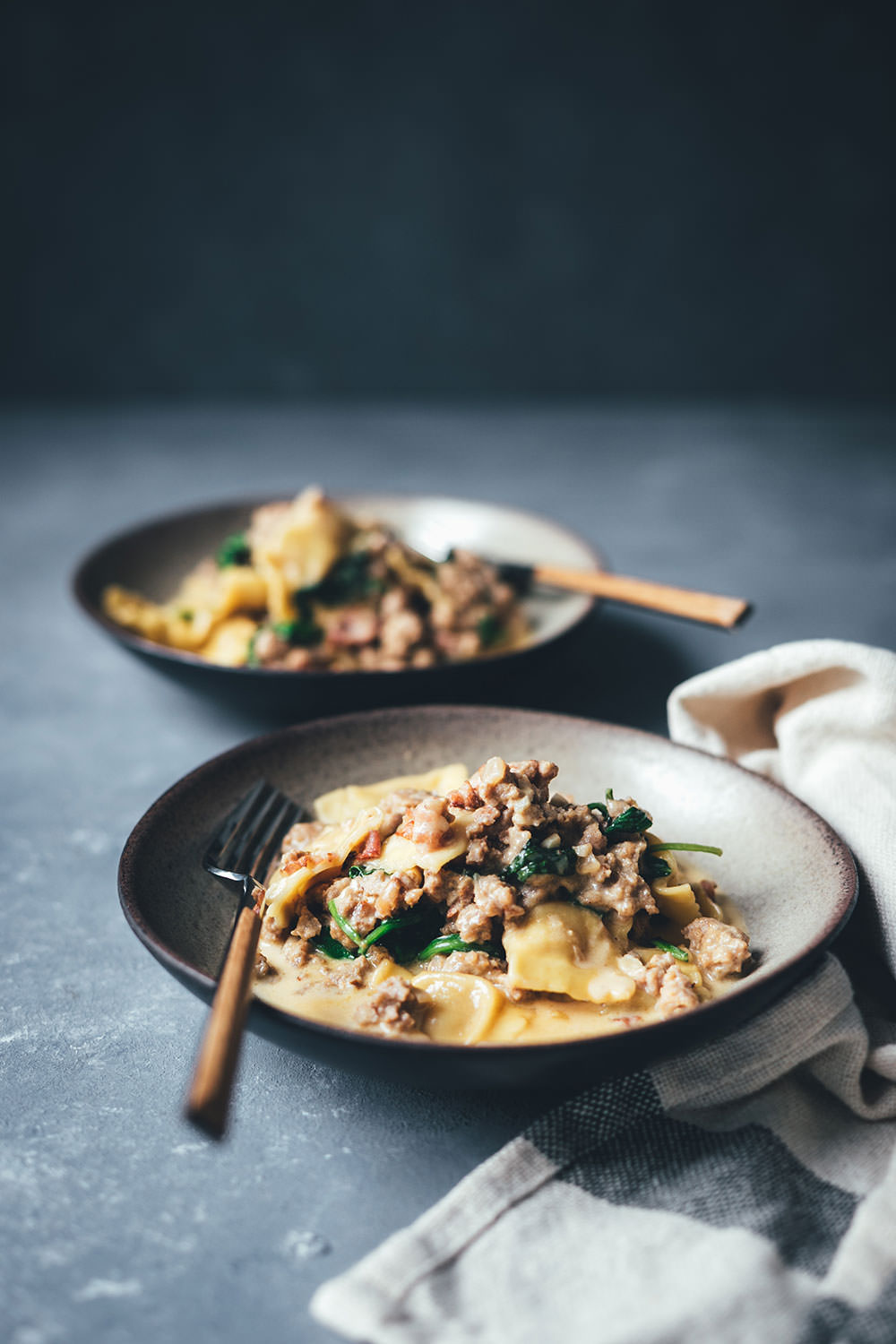 Rezept für One Pan Ravioli mit Bacon, Mett und Spinat in Sahnesauce | schnelle Feierabendküche | moeyskitchen.com #rezept #kochen #feierabendküche #schnellerezepte #onepan #onepot #ravioli #foodblogger #pasta