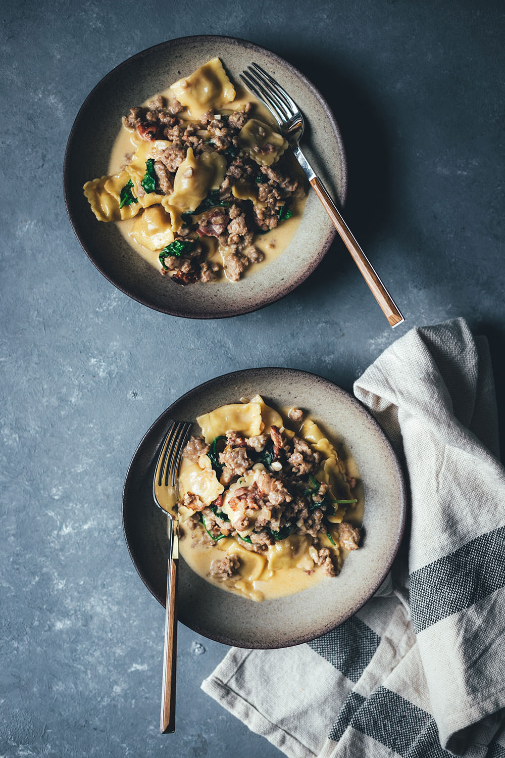 Rezept für One Pan Ravioli mit Bacon, Mett und Spinat in Sahnesauce | schnelle Feierabendküche | moeyskitchen.com #rezept #kochen #feierabendküche #schnellerezepte #onepan #onepot #ravioli #foodblogger #pasta