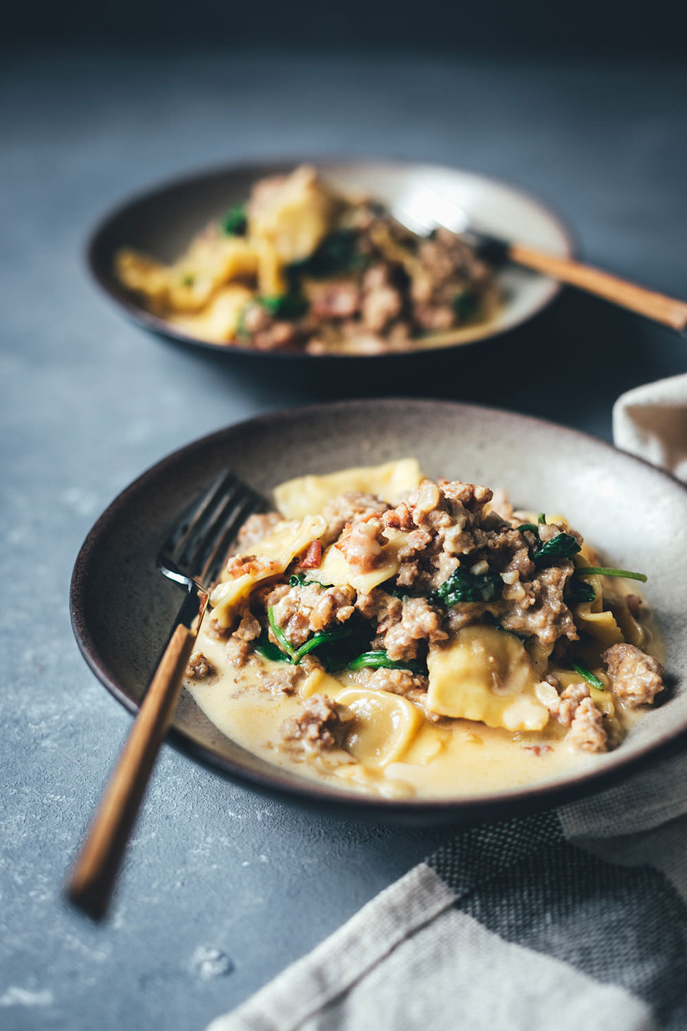 Rezept für One Pan Ravioli mit Bacon, Mett und Spinat in Sahnesauce | schnelle Feierabendküche | moeyskitchen.com #rezept #kochen #feierabendküche #schnellerezepte #onepan #onepot #ravioli #foodblogger #pasta