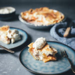 Peaches and Cream Pie – saftiger Pfirsichkuchen mit Tarte-Boden, frischen Pfirsichen und Frischkäse-Guss mit Zimt | moeyskitchen.com #peachesandcreampie #pie #peachpie #pfirsichkuchen #sommerkuchen #tarte #obsttarte #kuchen #kuchenbacken #rezept #foodblogger