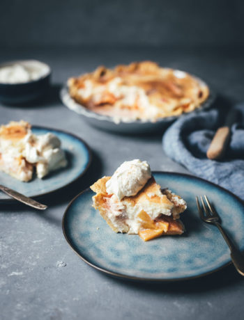 Peaches and Cream Pie – saftiger Pfirsichkuchen mit Tarte-Boden, frischen Pfirsichen und Frischkäse-Guss mit Zimt | moeyskitchen.com #peachesandcreampie #pie #peachpie #pfirsichkuchen #sommerkuchen #tarte #obsttarte #kuchen #kuchenbacken #rezept #foodblogger