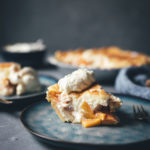 Peaches and Cream Pie – saftiger Pfirsichkuchen mit Tarte-Boden, frischen Pfirsichen und Frischkäse-Guss mit Zimt | moeyskitchen.com #peachesandcreampie #pie #peachpie #pfirsichkuchen #sommerkuchen #tarte #obsttarte #kuchen #kuchenbacken #rezept #foodblogger