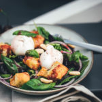 Rezept für Sommersalat mit gerösteten Kirschen, Ciabatta-Croutons und Burrata | Ferienhausküche mit Ofen, Airfryer, Grill oder Pfanne zuzubereiten | moeyskitchen.com #salat #sommersalat #kirschen #rezept #ferienhausküche #airfryer #foodblogger