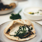 Knusprige Auberginen-Pita vom Grill | vegetarische Pita-Taschen gefüllt mit gegrillter Aubergine, Labneh und Feta | moeyskitchen.com #pita #auberginen #auberginenpita #pitatasche #rezept #foodblogger #grillen #bbq #barbecue #vegetarischgrillen #veggie #vegetarisch